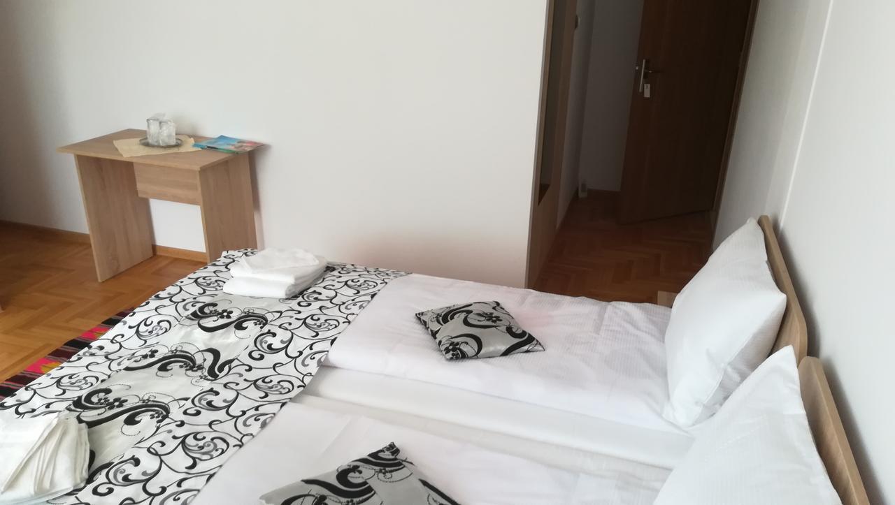 Pensiunea Basarabia Onesti Exteriör bild